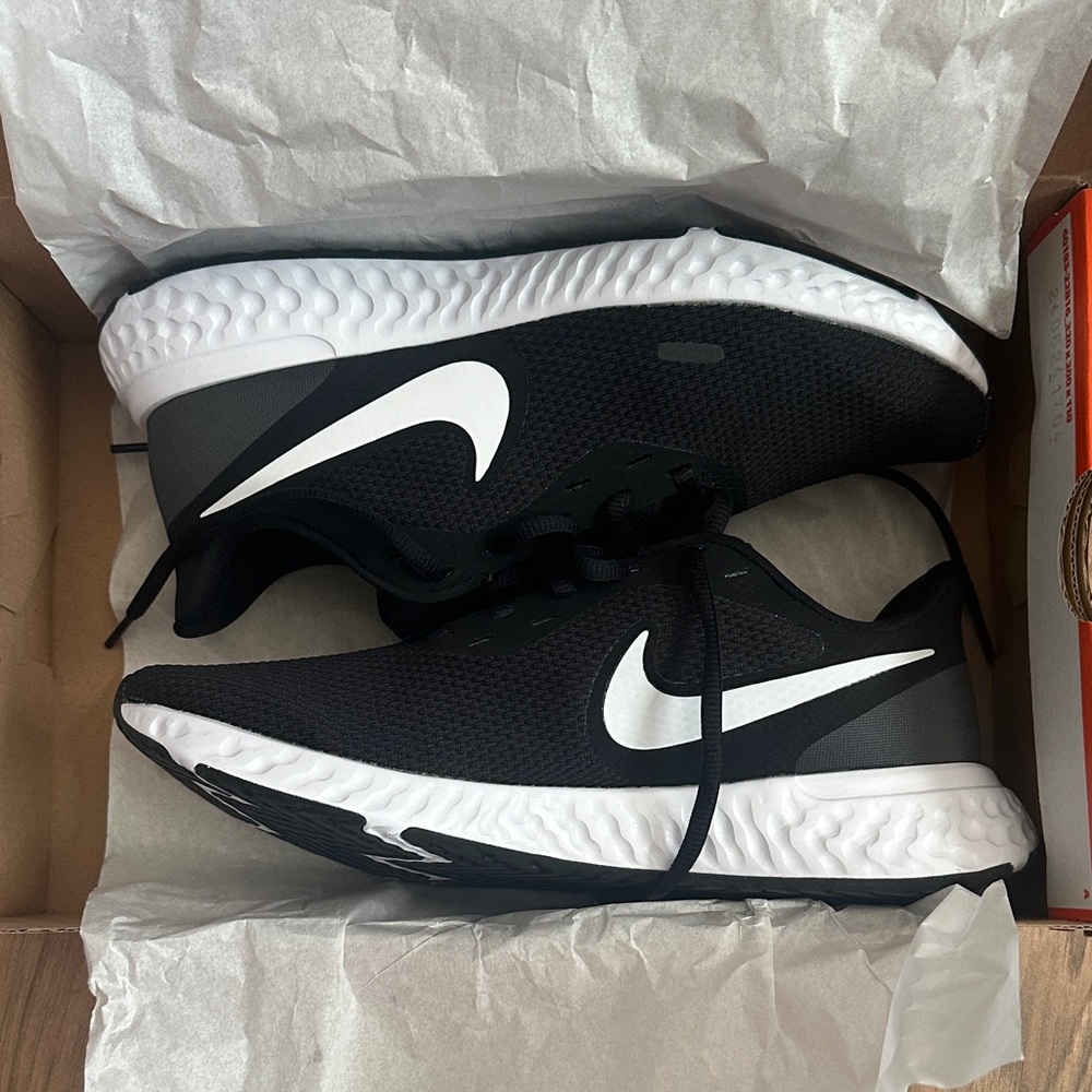 * NEW Nike Women’s Black and White Running Shoe